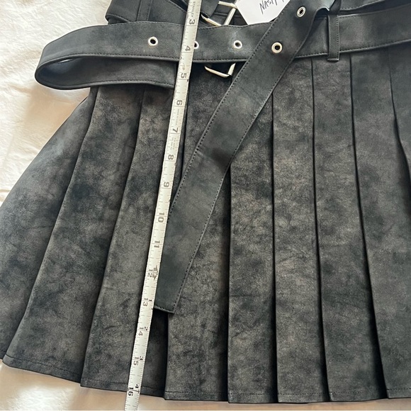 Nasty Gal Black Pleated Faux Suede Mini Skirt  size 2 new - Picture 5 of 5
